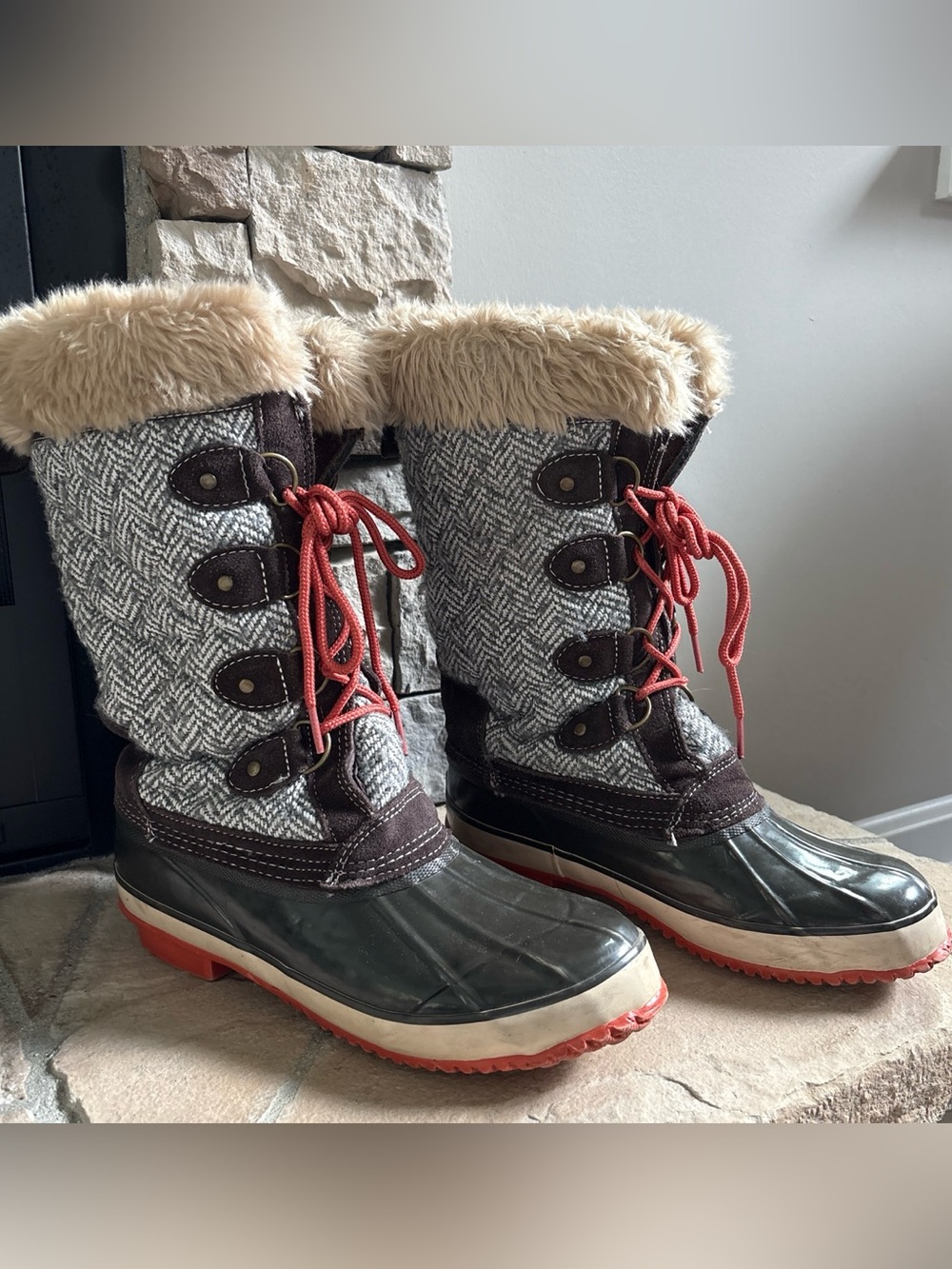 Khombu Arielle Winter Faux-Fur Lace-Up Snow Boots in Gray Orange Green